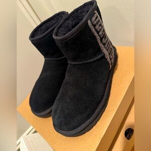 Ugg Classic Mini Shearling Logo Boot